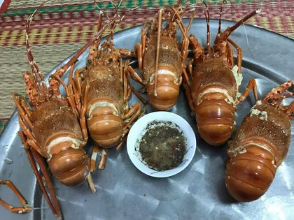 Ảnh khách gửi · Tôm hùm: Khách gửi ảnh: mâm 5 con tôm hùm luộc kèm chén muối tiêu chanh.